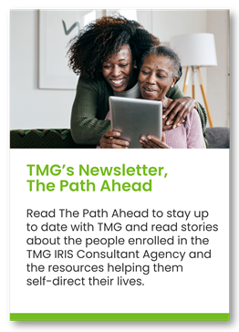 Olderwomanreadingwithmother